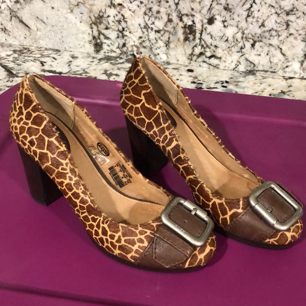 Beautiful Fossil giraffe print heels Sz 8